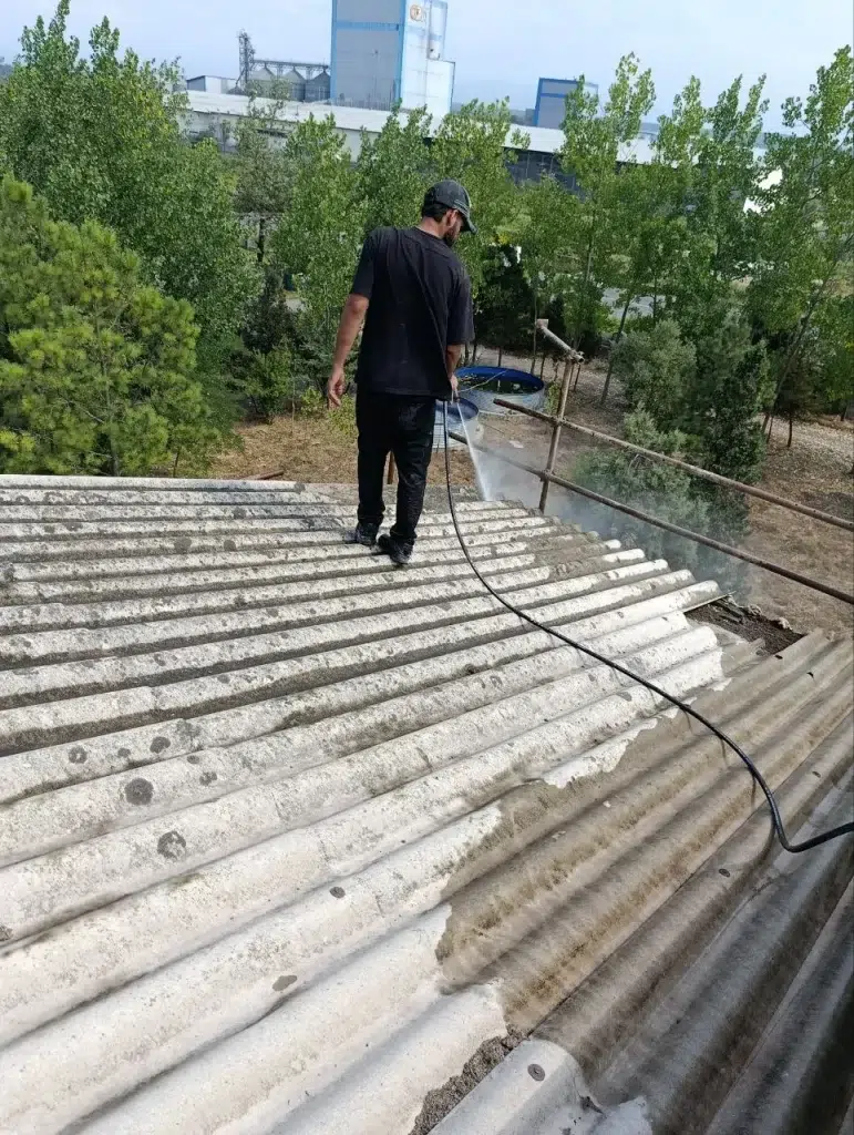 در حین اجرا عایق نانو برای سقف شیروانی